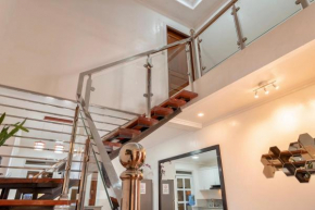 Strata Homestay- Luxurious 2- Storey Townhouse